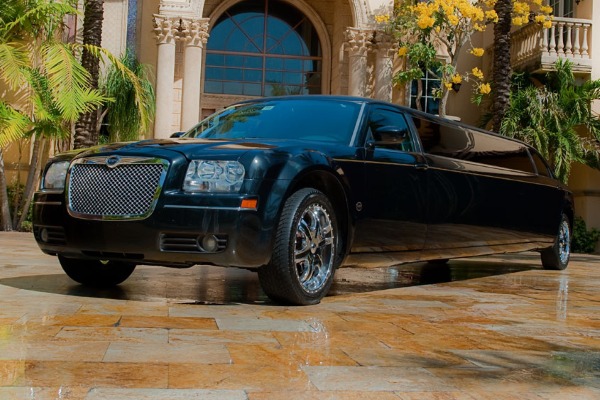 Chrysler 300 limousine for private Miami journeys